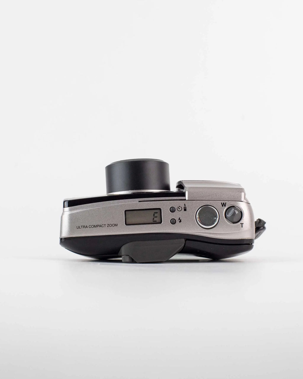 Olympus Superzoom 140 S Produktansicht 3 – fotografierte 35-mm-Filmkamera