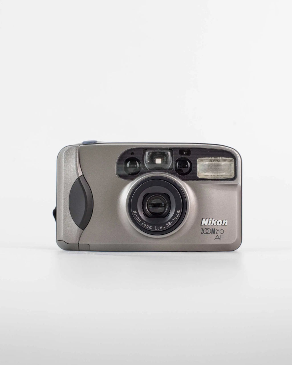Nikon Zoom 210 AF vista frontal – cámara analógica de 35 mm fotografiada